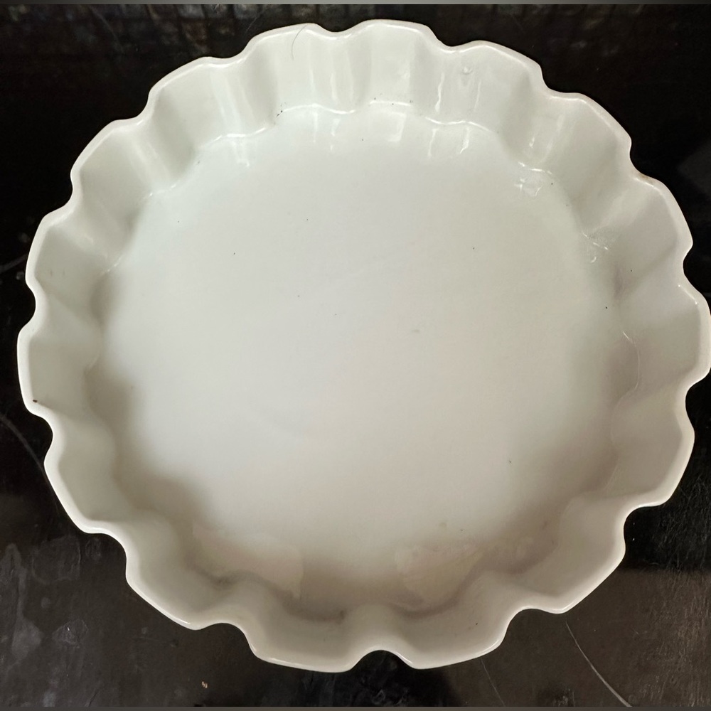 French Country White Ceramic Tart Pie Baking Casserole Pan Dish Scalloped 10"